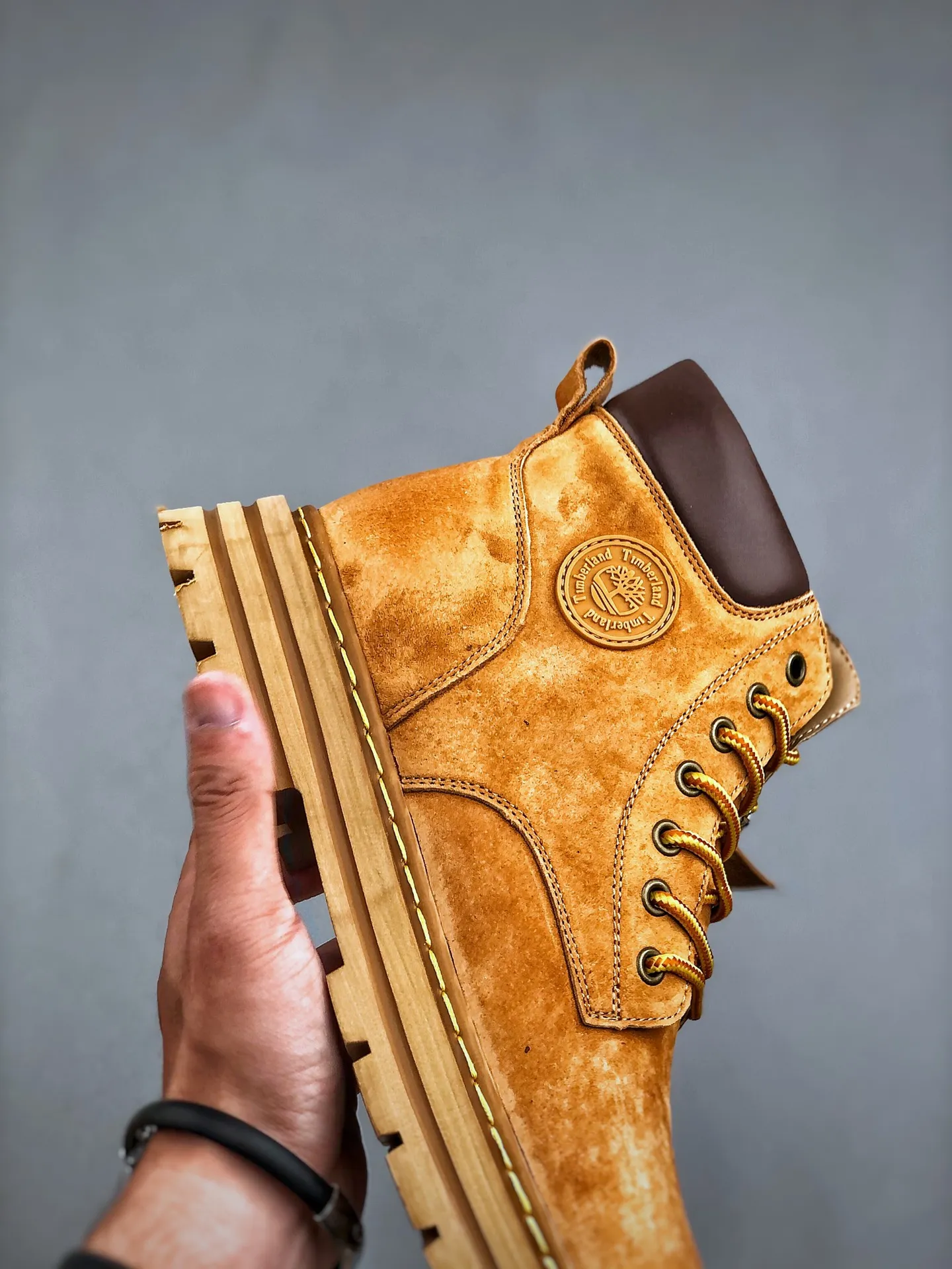 Local 💰560 core recommendation, good price, new goods 🚀Timberland Timberland/Timberland outdoor high-top casual rhubarb boots series #Guangdong Dachang quality original box original packaging #25ss new fashion trend matching The fabric is made of Italian 🇮🇹 top frosted fine-grained cowhide with anti-odor and anti-corrosion genuine leather latex insoles. The outsole and hardware are all made from OEM raw materials. The same process as the original Goodyear never-opening process Good products do not kill pigs. The quality of the first order is strictly controlled. Exclusively released on the entire network. The quality is beyond doubt. The whole set of official website unified packaging gives you a perfect wearing experience. The quality is exquisite and durable. A must-have for sportsmen. Specially designed to prevent handsomeness. High-quality and first-class foot feel. This winter, it is specially used for cold protection and outdoor use. Daily casual matching. Size: 39 40 41 42 43 44 (leather shoe size)